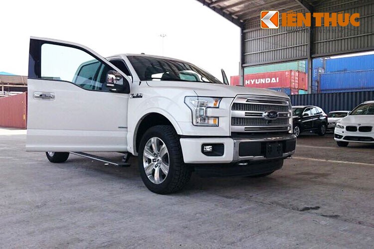 "Siêu xe" bán tải cỡ lớn  Ford F-150 Platinum 2015 là mẫu xe sở hữu những kỉ lục đáng nể như: dòng bán tải bán chạy nhất ở Mỹ 37 năm liên tiếp hay mẫu xe bán chạy nhất thị trường này trong 32 năm. Đây là phiên bản 2015 và là bản Platinum, bản trang bị cao nhất.